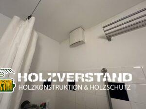 Schimmelbildung im Badezimmer im Bereich Wand Decke nahe Entlüfter