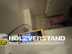 Feuchtemessung im Badezimmer im Wand Boden Bereich mit Messgerät