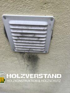 Verschmutzter Außenlüfter mit Feuchte und Schimmelspuren an der Fassade
