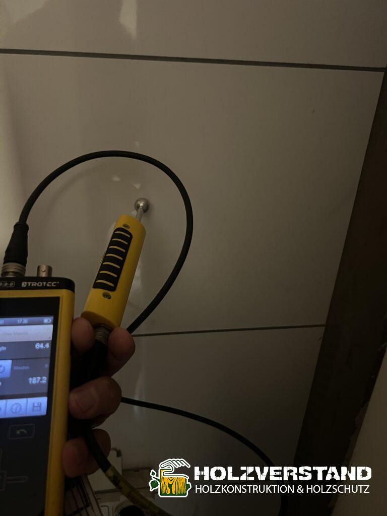 Feuchtemessung bei einem Wasserschaden in einem Gebäude