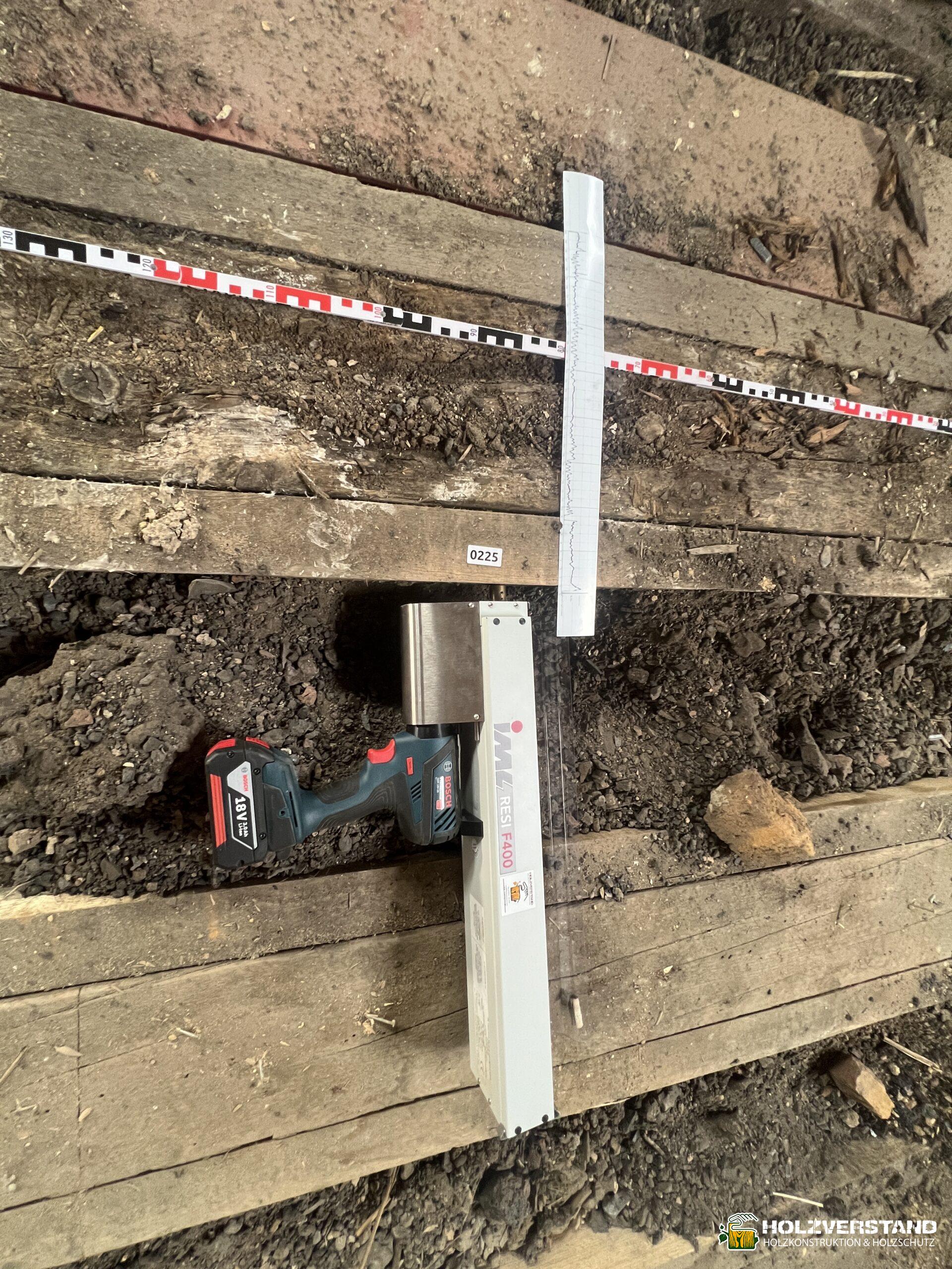 Bohrwiderstandsmessung an einem Holzbalken in Berlin
